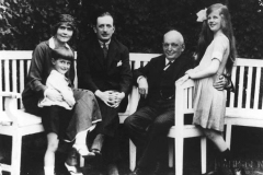 Heini Thyssen with his parents, his sister Gaby and ‘Old August’ in the garden at Scheveningen.